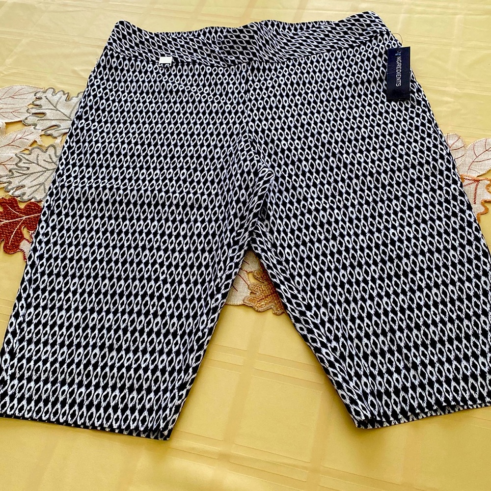NWT Ingredients Women Short. Size 18W. Black and white color.